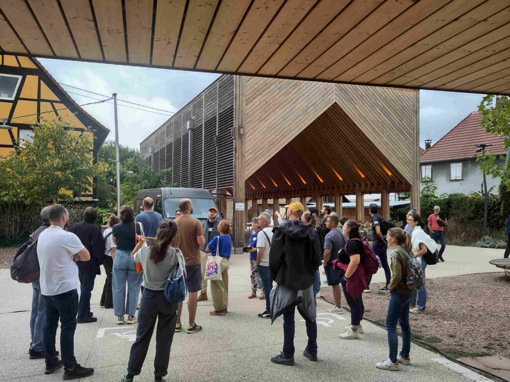 Muttersholtz - Le coeur de village : place publique, halle couverte, parvis de l'équipement communal "Les Synergies"